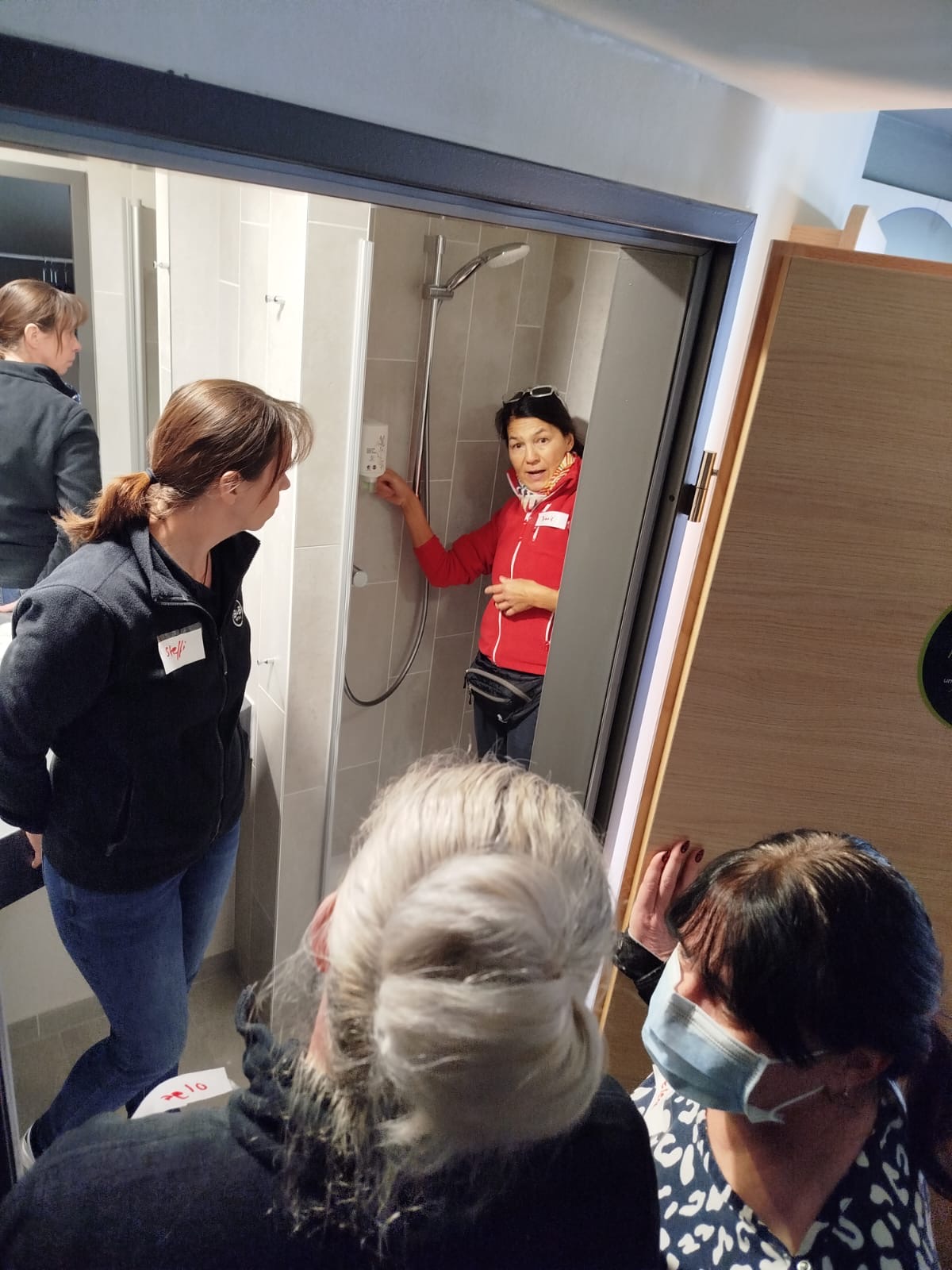 43662733-6aca-43bc-93d8-5f381a9fa9f1